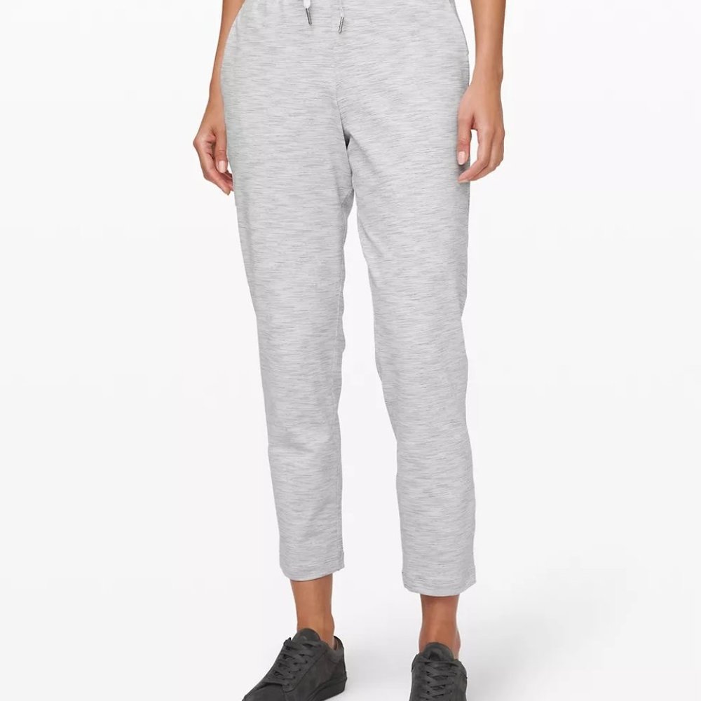 Lululemon On the Fly 7/8 Pant 27" Sz 10 NWOT Grey/White